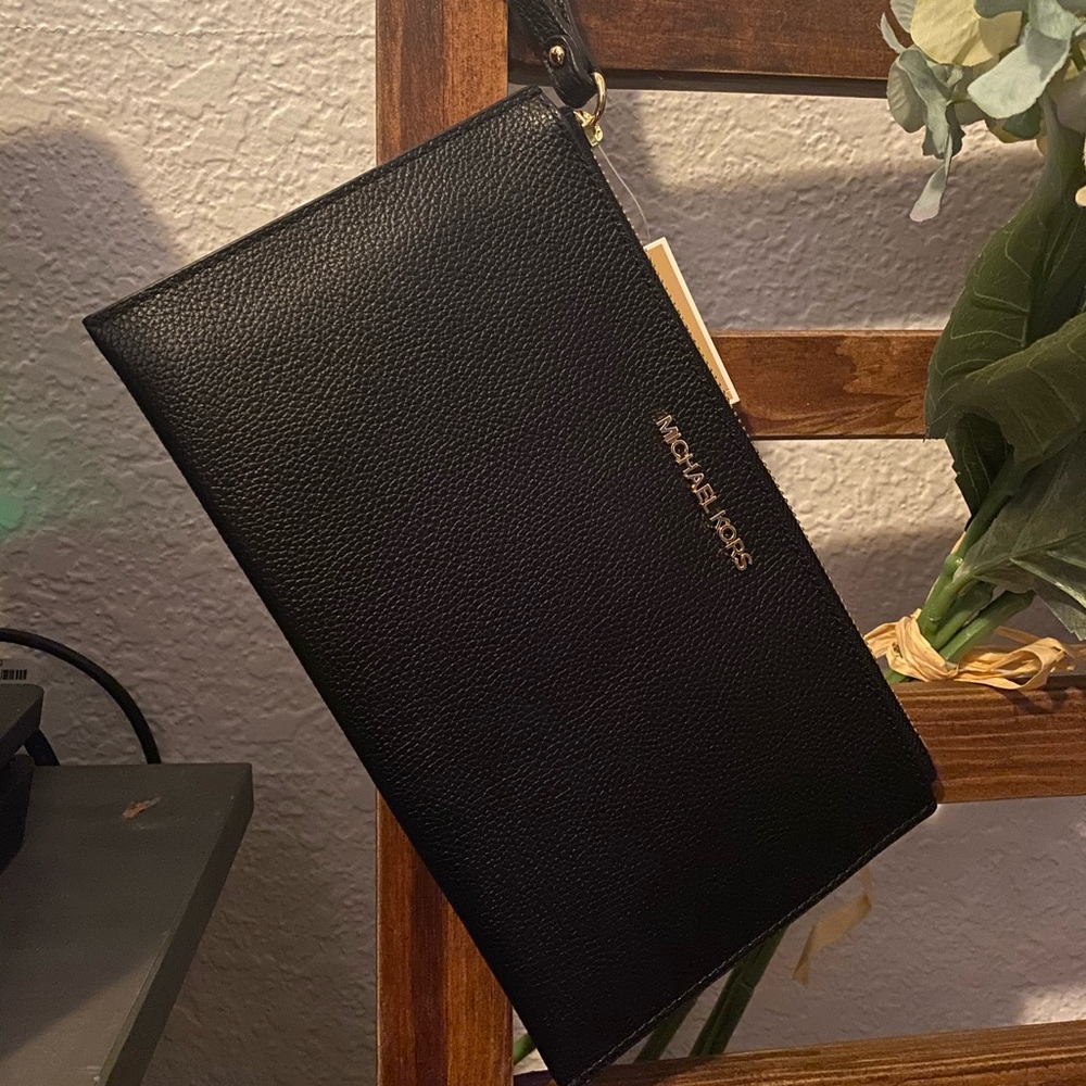 ❌SOLD❌Michael Kors large Wristlet